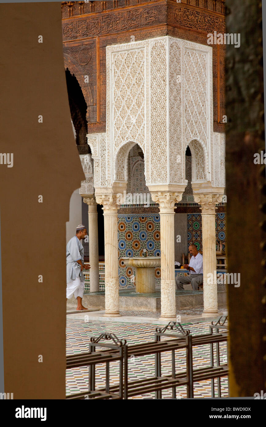 Vista interna di una moschea nella medina, la città vecchia di Fes, Marocco. Foto Stock