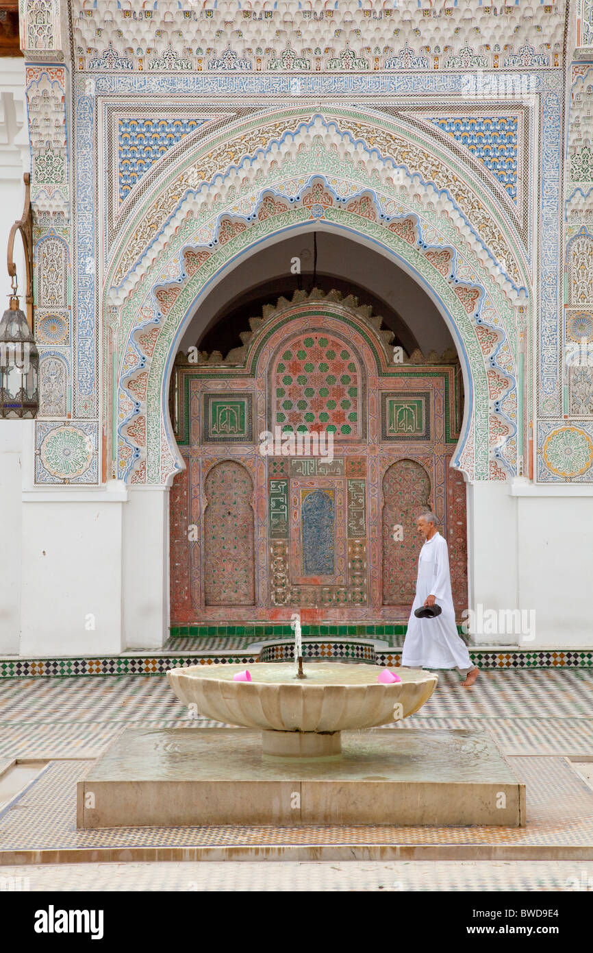 Vista interna di una moschea nella medina, la città vecchia di Fes, Marocco. Foto Stock