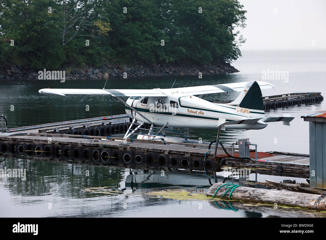 Un piano di flottazione parcheggiato in una marina, Alaska Foto Stock