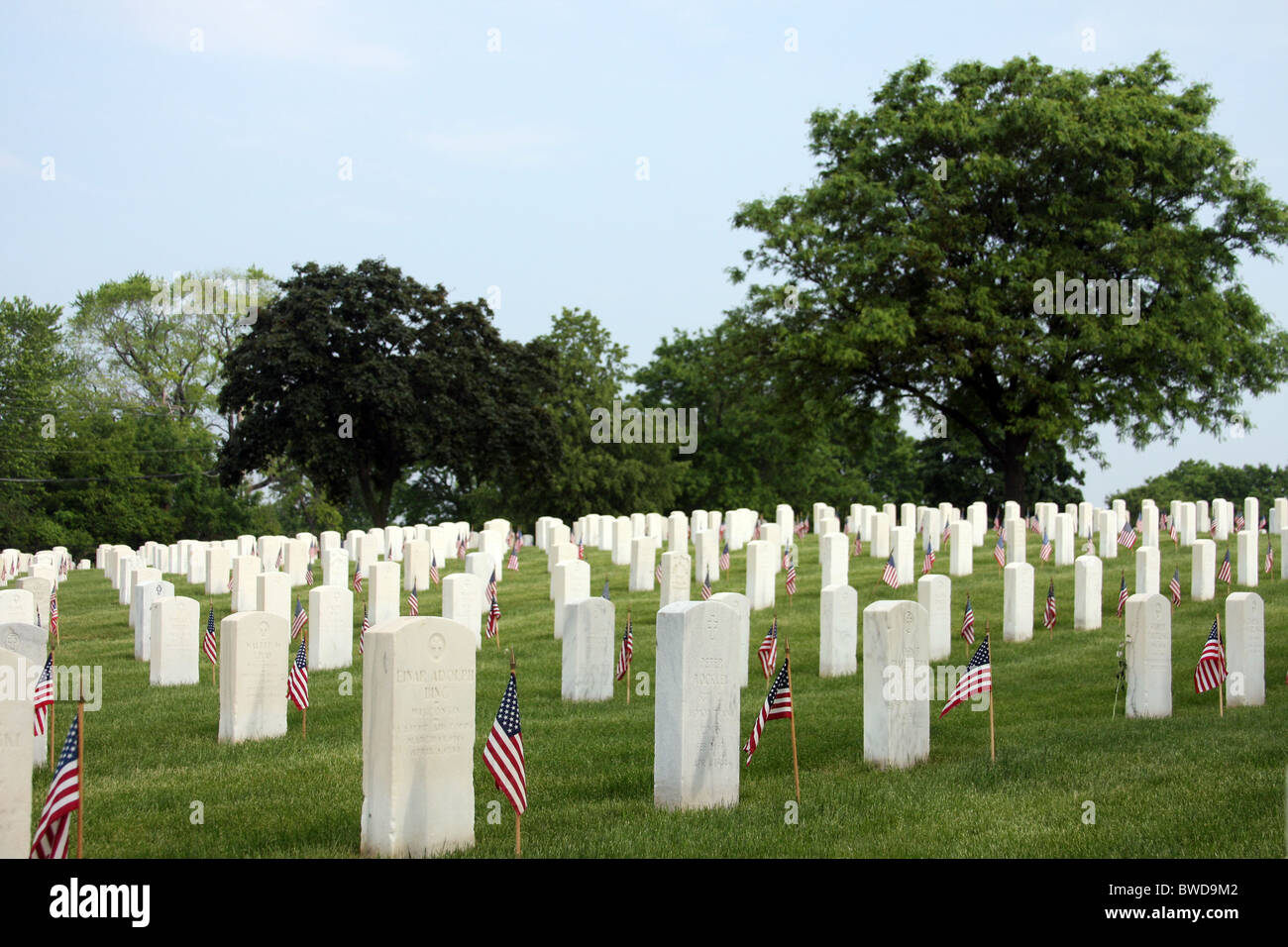 Bandierine americane sulle tombe a Clemente J Zablocki cimitero dei veterani Wisconsin Foto Stock