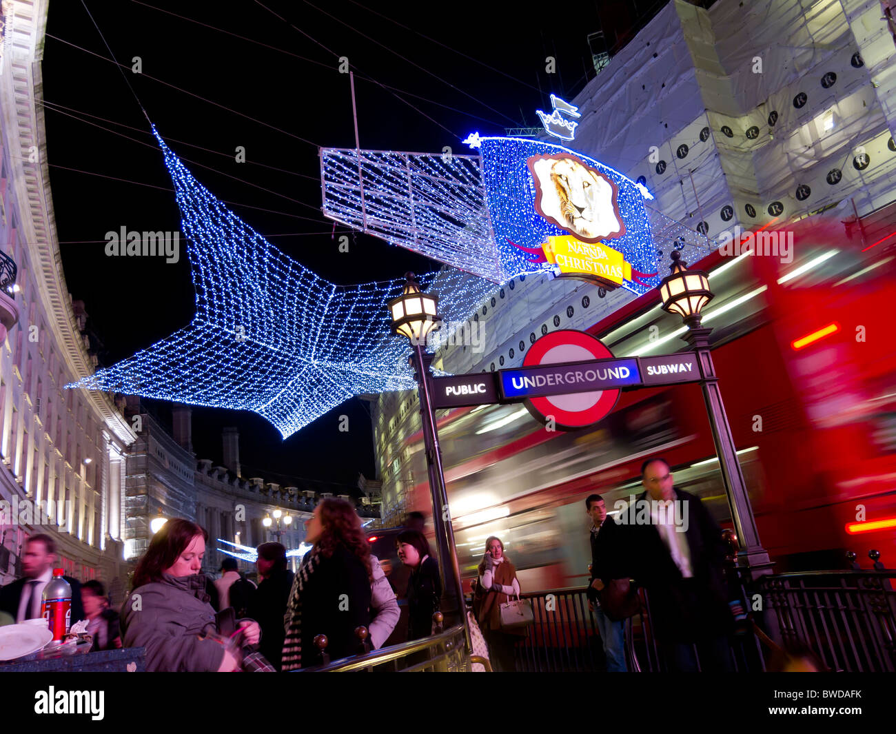 London Regent Street luci di Natale 2010 a Piccadilly Circus stazione della metropolitana di Londra Foto Stock