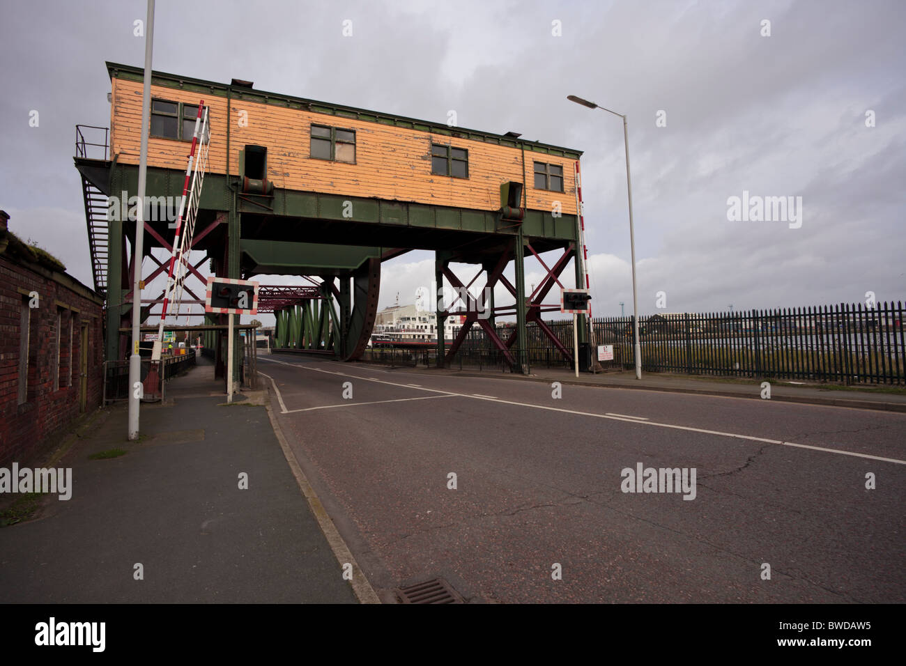 Sollevamento di laminazione (a bilico) ponte tra Oriente galleggiante & West galleggiante sul Mersey Docks, Birkenhead, Wirral, Regno Unito Foto Stock