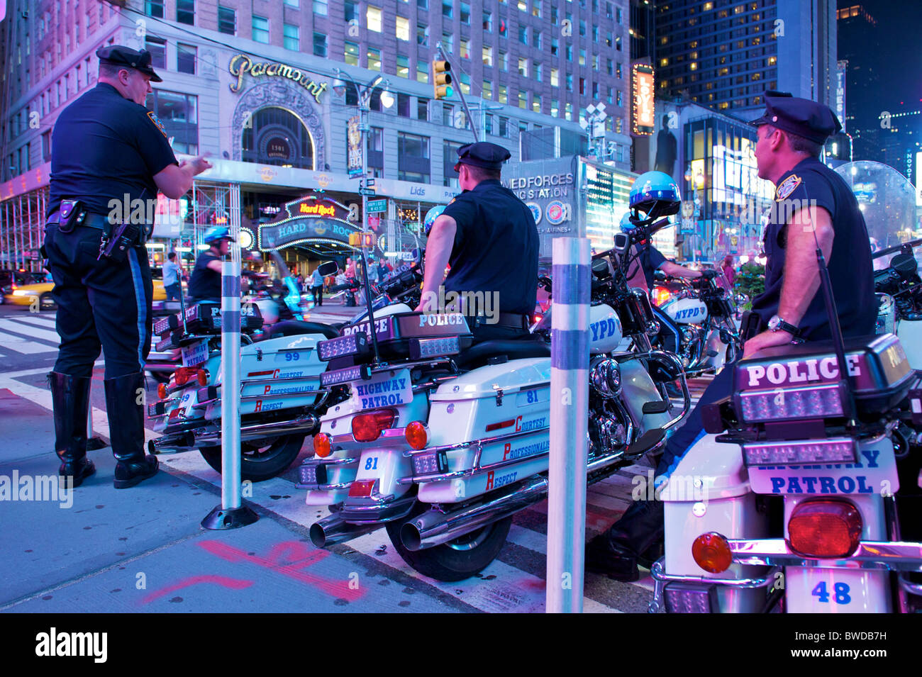 Tre moto da NYPD Highway Patrol in attesa in Times Square NYC. Foto Stock