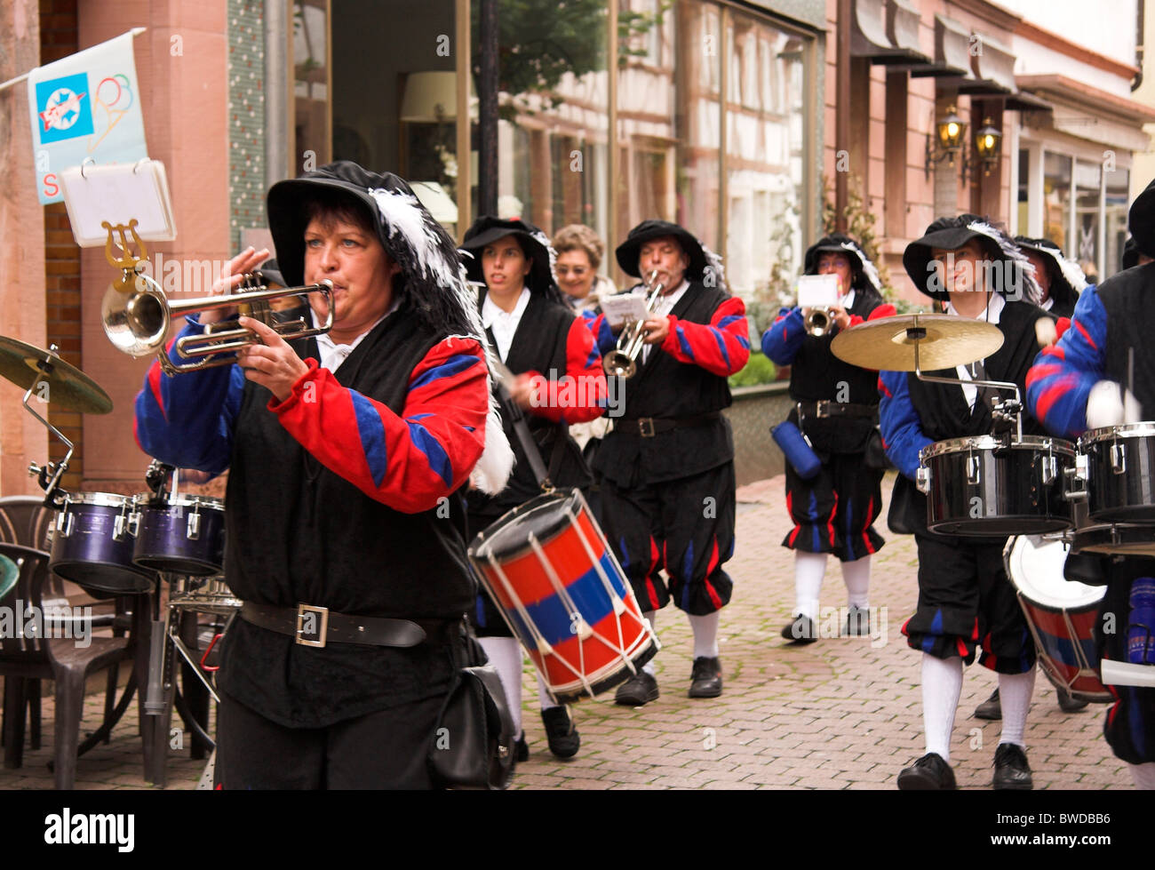 I musicisti in costume street parade, celebrazioni giubilari, Eberbach offrono, Germania Foto Stock