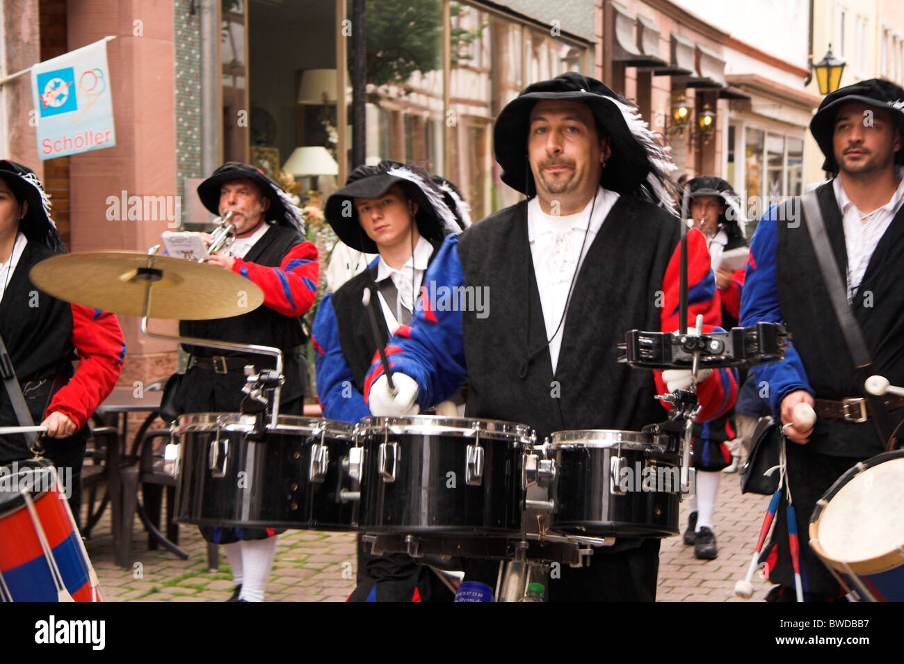 I percussionisti, musicisti in costume street parade, celebrazioni giubilari, Eberbach offrono, Germania Foto Stock