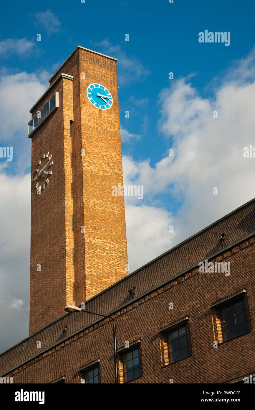 Torre dell Orologio dettaglio in mattoni rossi contro il cielo blu con nuvole bianche, Greenwich, Regno Unito Foto Stock