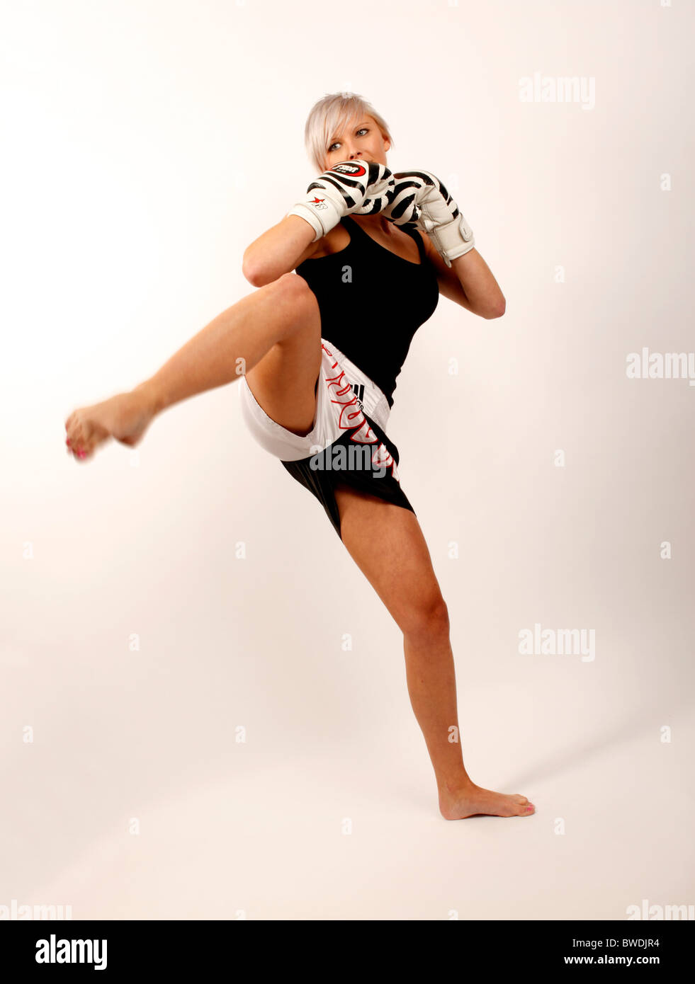 Kick Boxing, giovane donna dando dei calci fuori Foto stock - Alamy