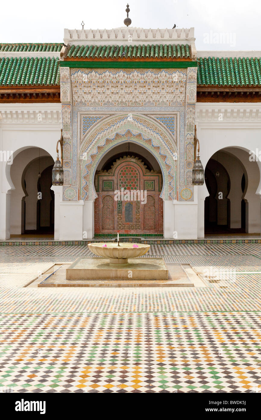 Vista interna di una moschea nella medina, la città vecchia di Fes, Marocco. Foto Stock