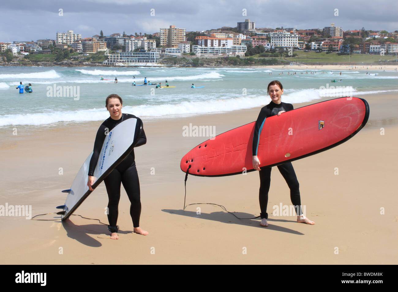Madre e figlia surfisti sulla spiaggia Bondi, Sydney, Nuovo Galles del Sud, NSW, Australia orientale, Oceania Foto Stock