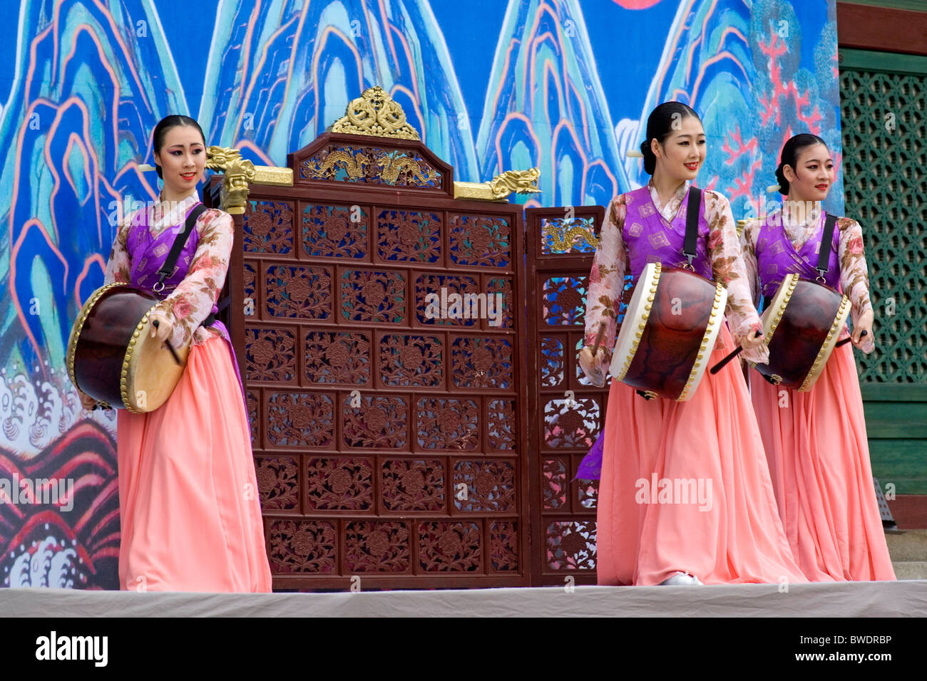 Ballerini in corrispondenza di un tamburo festival, Seoul, Corea del Sud Foto Stock