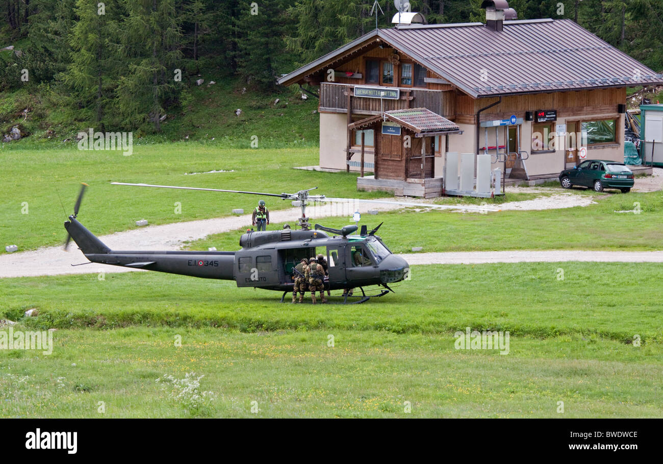 Esercito italiano e elicottero su esercizi, Passo Falzarego, Dolomiti, Italia Foto Stock
