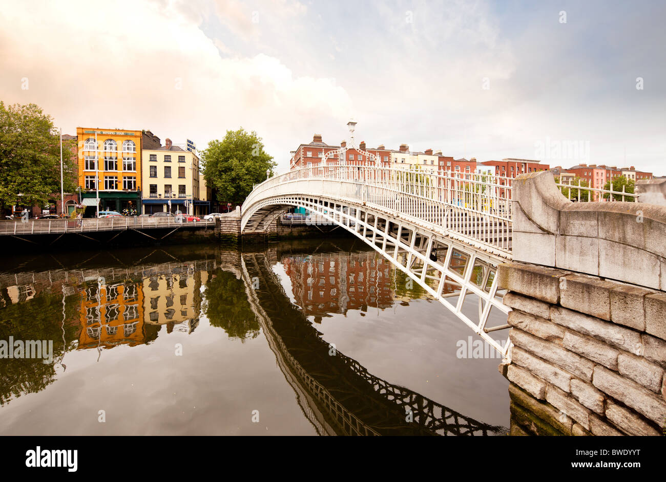 Una famosa attrazione del turismo a Dublino, in Irlanda, Ha'penny Bridge. Foto Stock