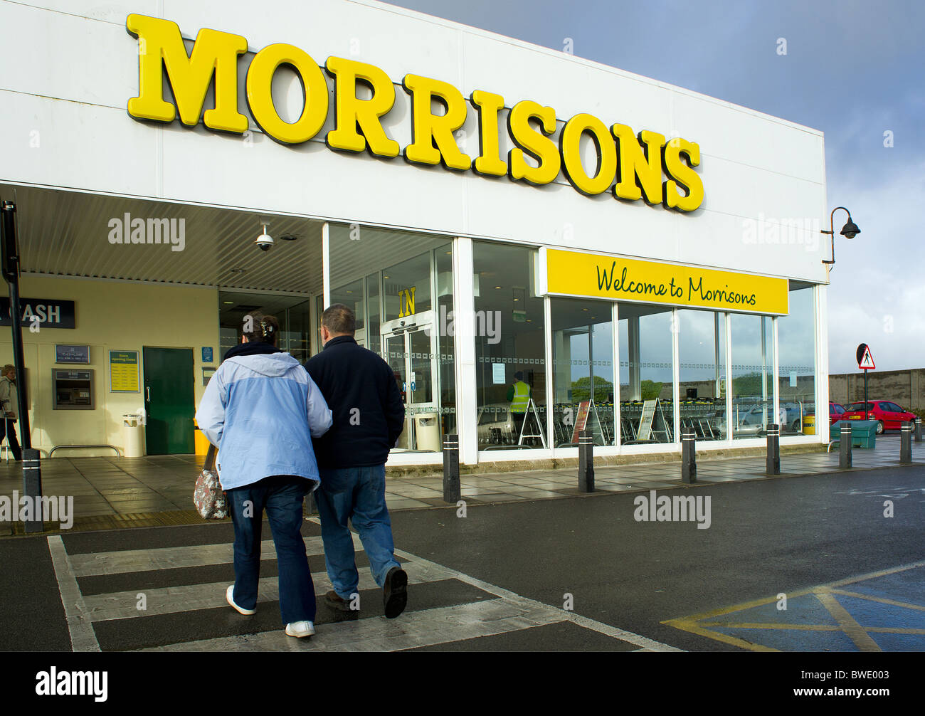 I clienti di andare al supermercato morrisons, Cornwall, Regno Unito Foto Stock