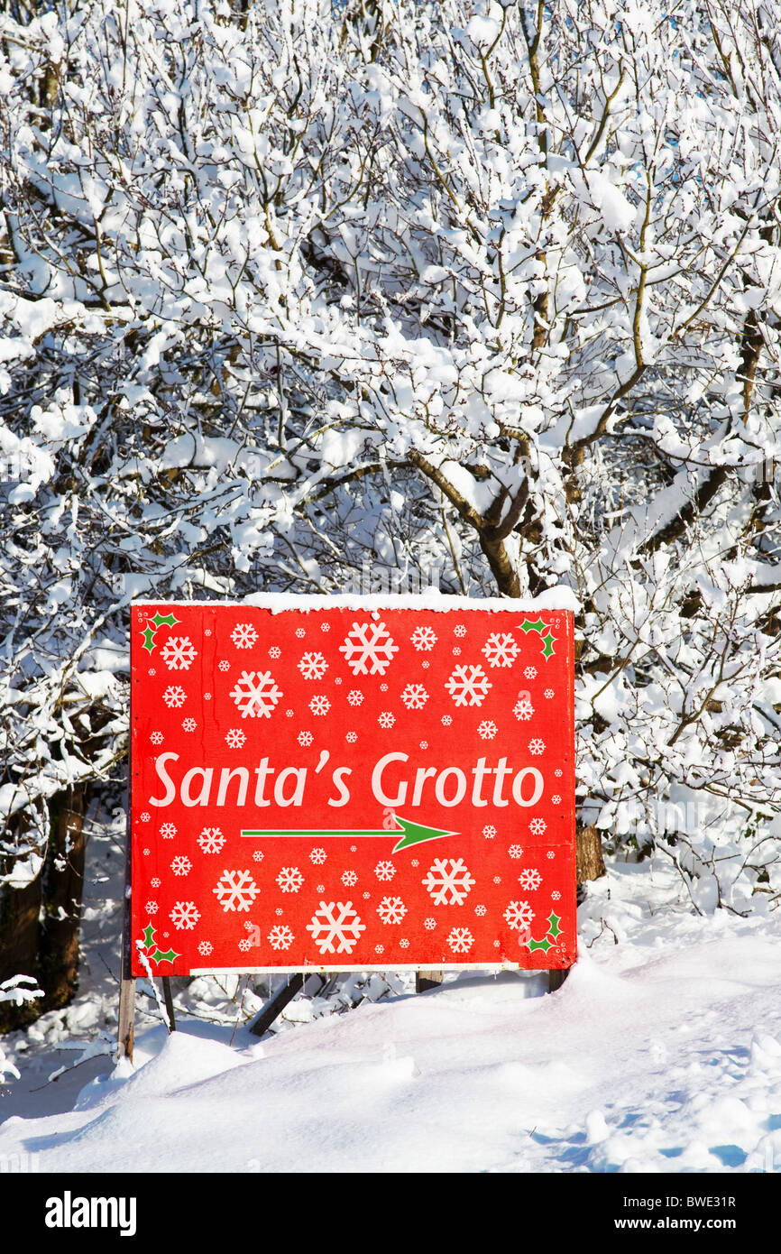 Un segno nella neve che mostra il modo di Santa Grotta Foto Stock
