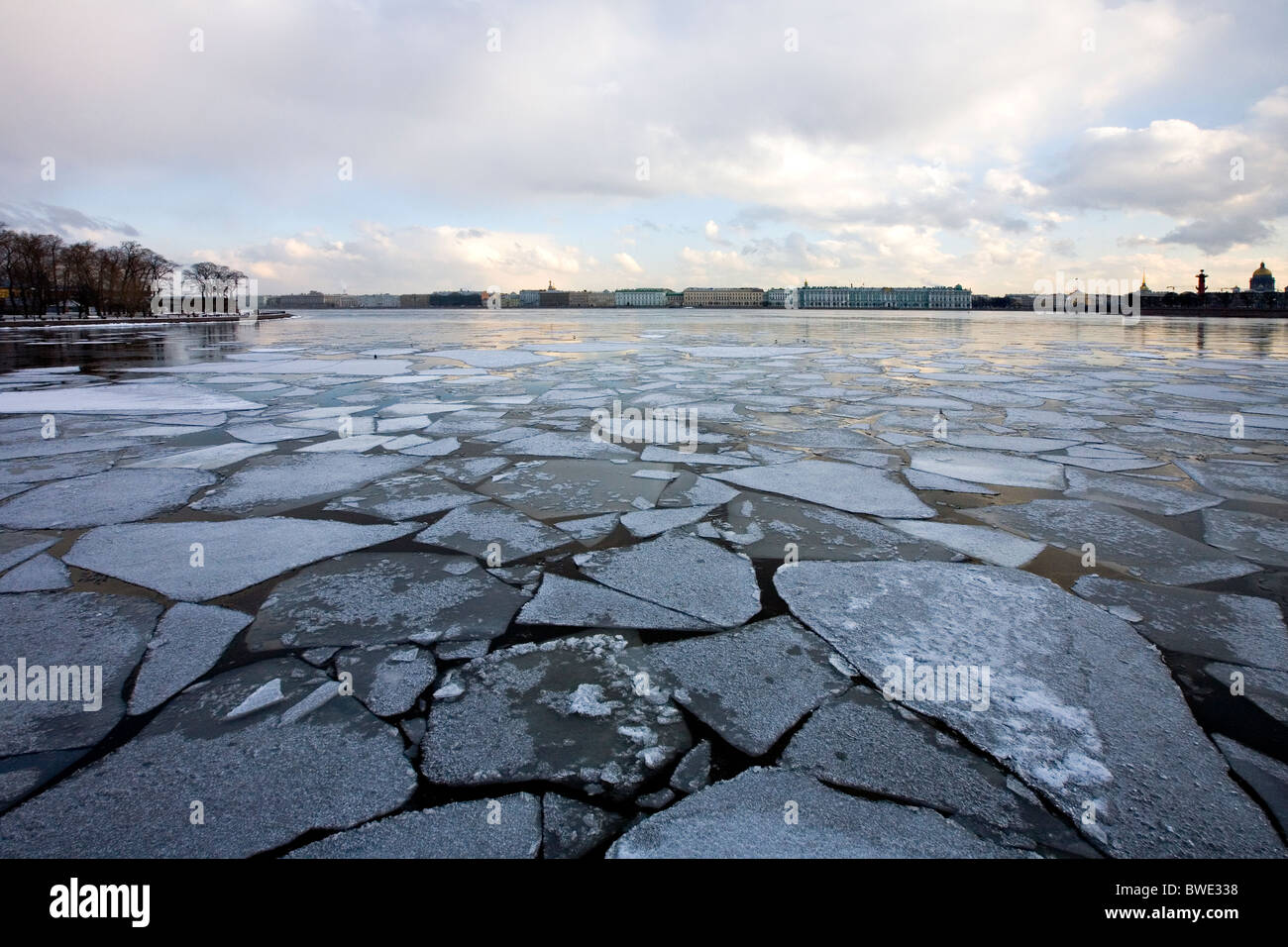 Guardando attraverso il "Neva" a "Winter Palace' 'St Isaac, 'Vasilevsky Island' , San Pietroburgo Russia Foto Stock