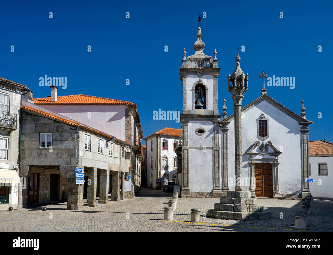 Il Portogallo, la Beira Alta, Trancoso, Igreja de Sao Pedro chiesa e la gogna Foto Stock