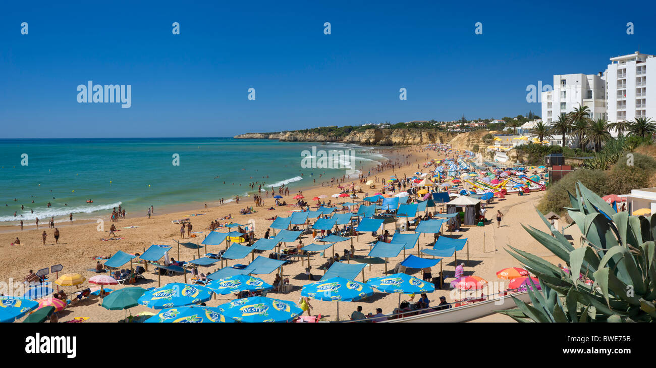 Il Portogallo, Algarve, Armacao de Pera spiaggia principale e Holiday Inn Foto Stock