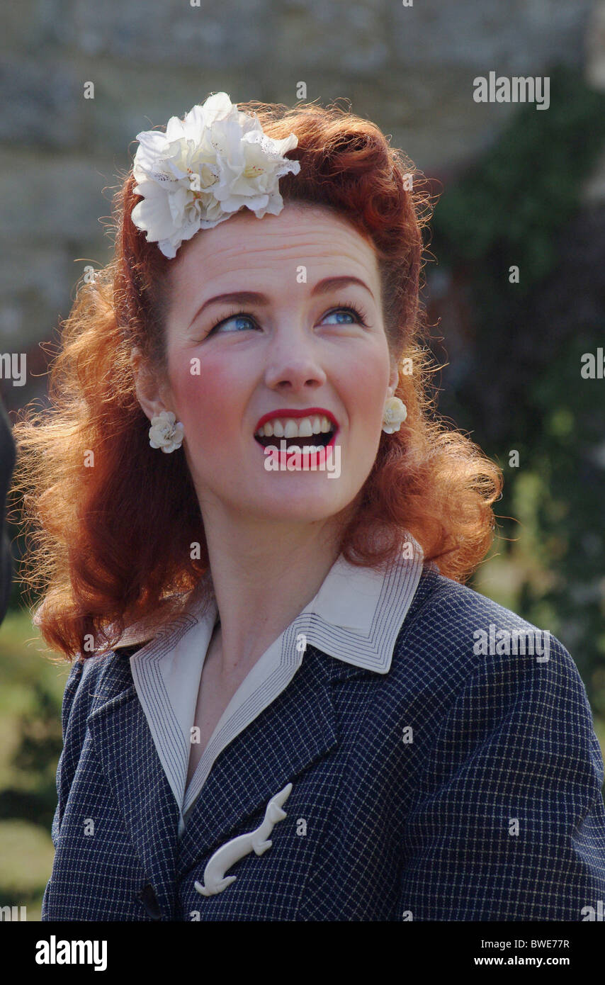 Lola Lamour, un ben noto 40's ri-enactor e cantante, esegue a Stoke Bruerne, Northamptonshire, Regno Unito Foto Stock