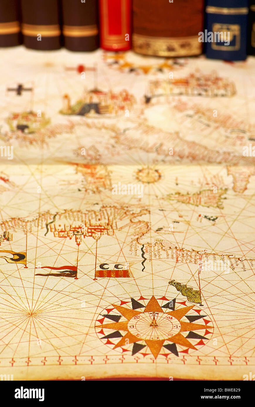 Il portoghese mappa vecchia e libri. Foto Stock