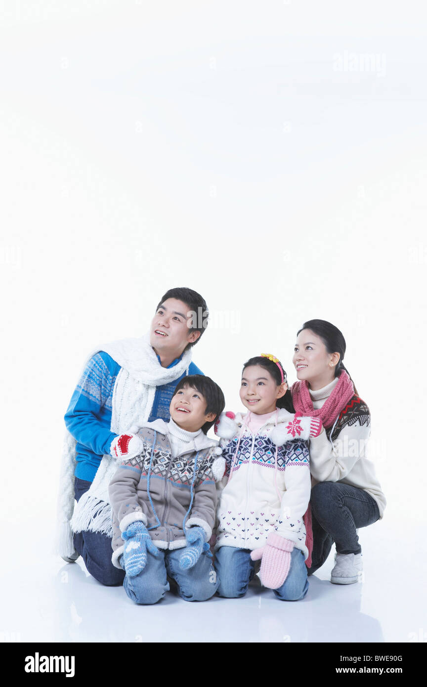 Famiglia si inginocchiano in inverno le merci Foto Stock