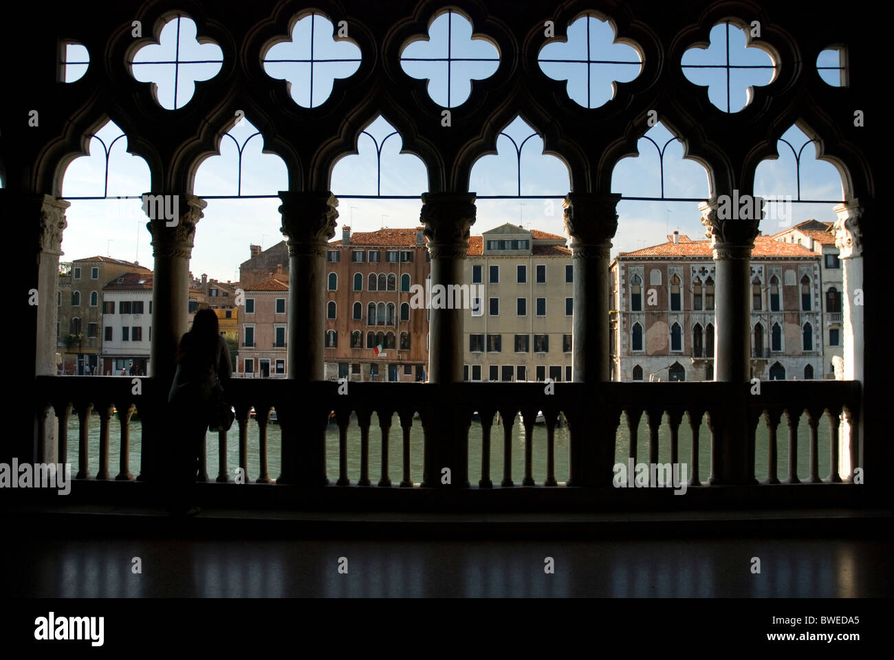 Balcone di 'Ca D'oro palazzo affacciato sul Canal Grande di Venezia, Italia Foto Stock