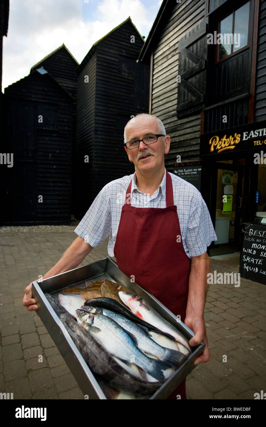 Pietro era un pescatore per 30 anni ora ha il suo pesce fresco shop a Hastings-Old-città in uno degli storici net-capannoni di essiccazione Foto Stock