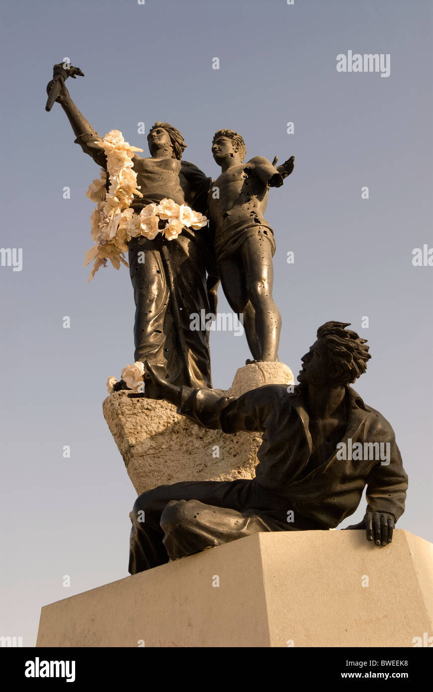 La Piazza dei Martiri statua blasonata con fiori in preparazione per una sera la sfilata di moda, Downtown, Beirut, Libano. Foto Stock