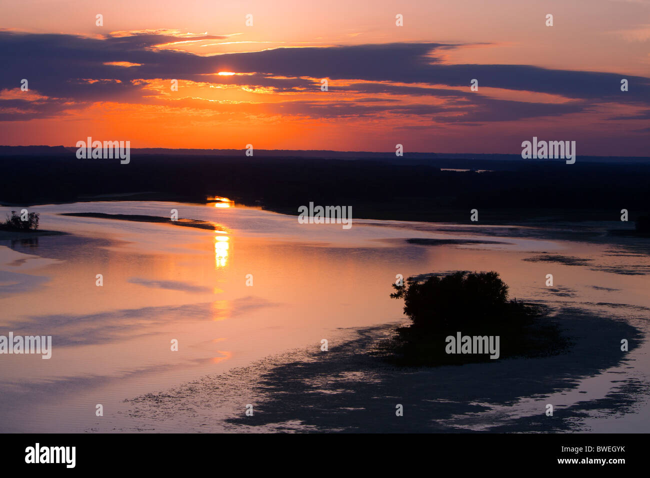Il sole tramonta sulla Scenic Mississippi River Valley vicino a savana, IL. Foto Stock