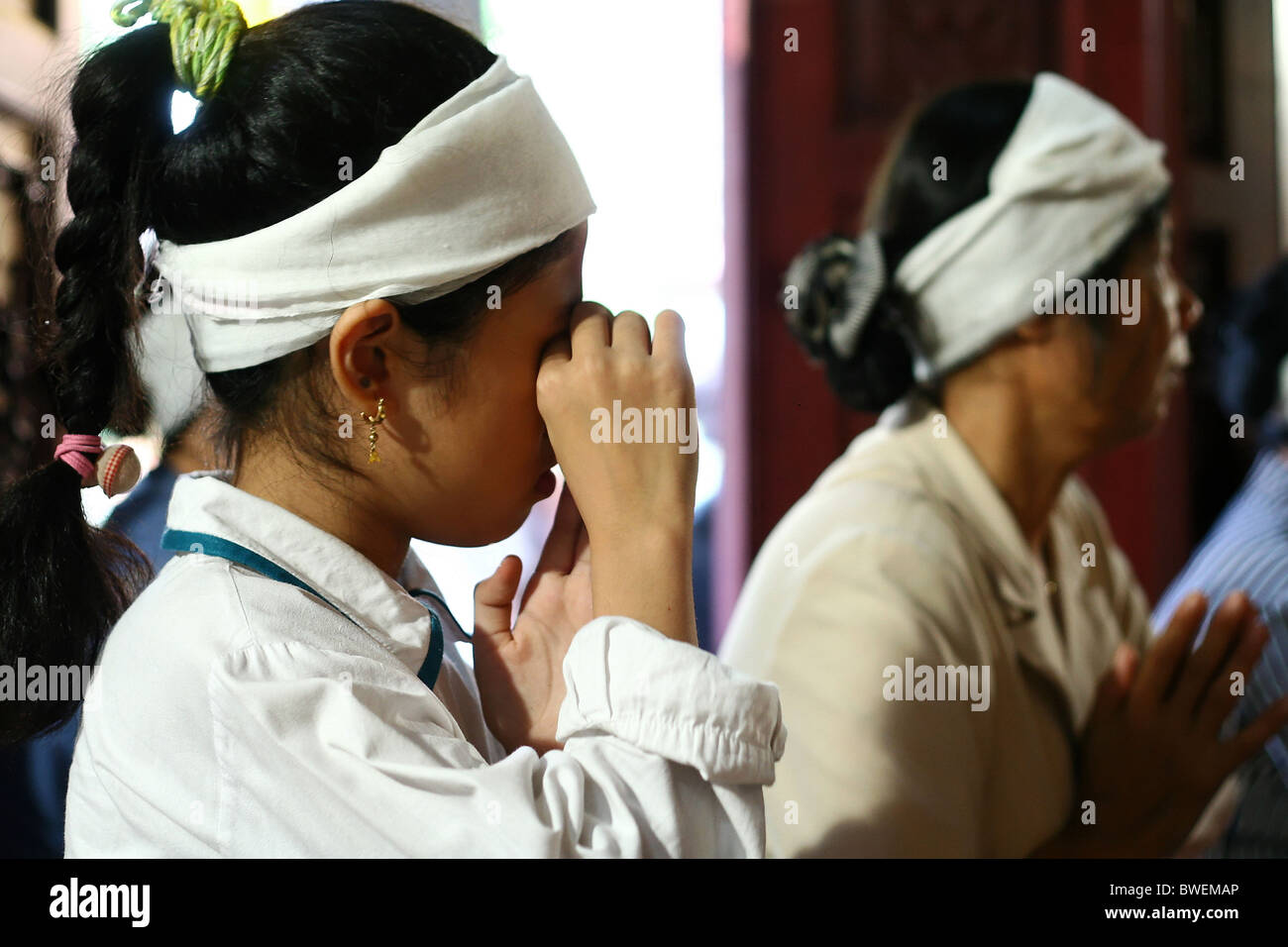 Questa fotografia è stata presa nel corso di una cerimonia funebre in un tempio buddista ad Hanoi, Vietnam. Foto Stock