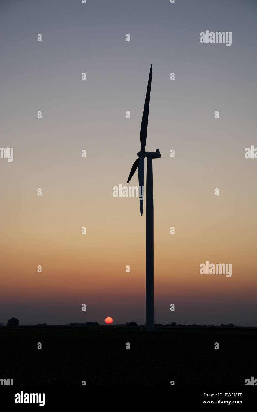Mulino a vento (turbina eolica) al tramonto. A nord di Lafayette, IN, STATI UNITI D'AMERICA Foto Stock