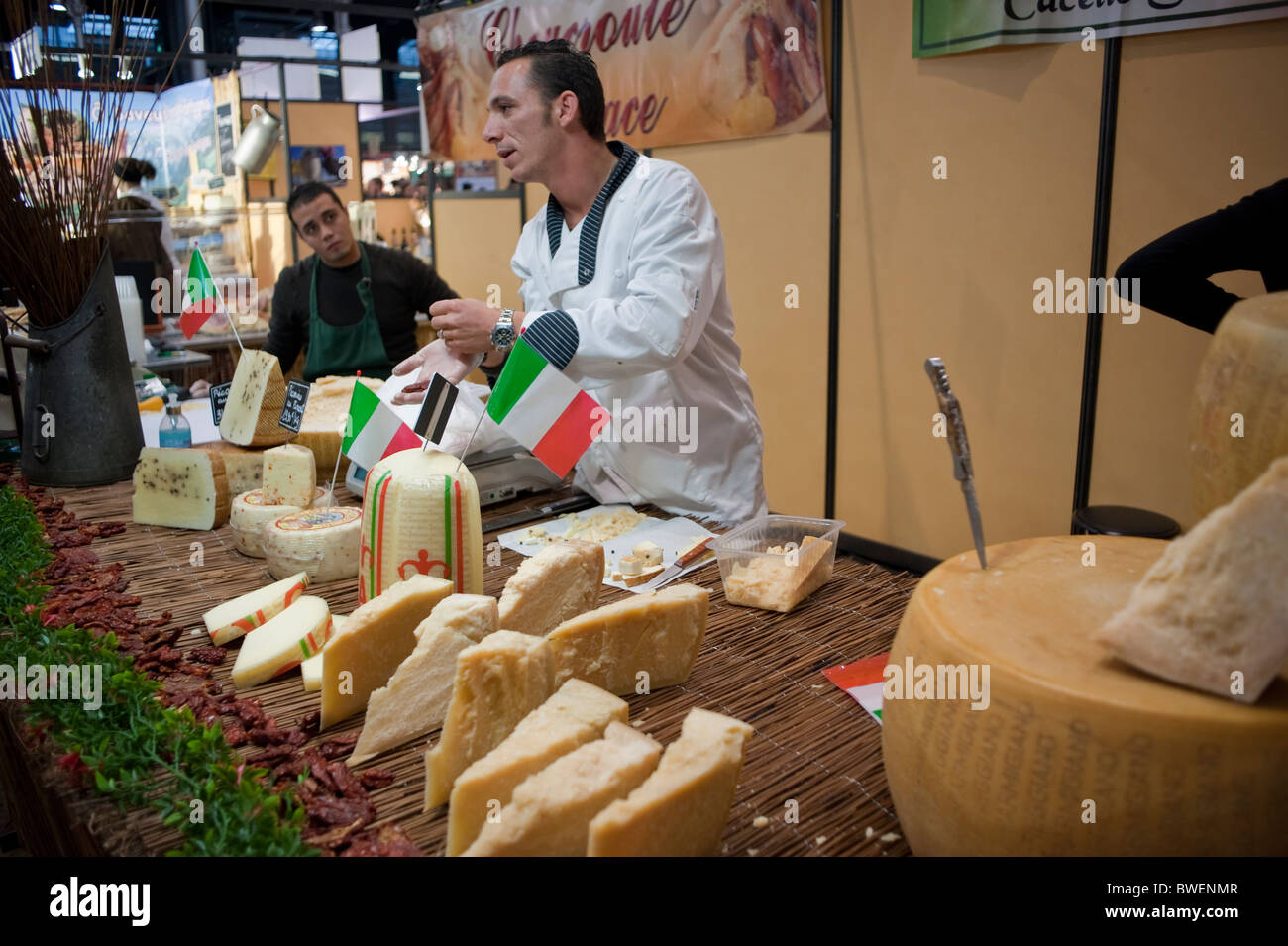 Uomo che lavora a Parigi, Francia, Festival dell'alimentazione, specialità di formaggio italiano, Mostra commerciale 'Papilles en Fête', caseificio Foto Stock