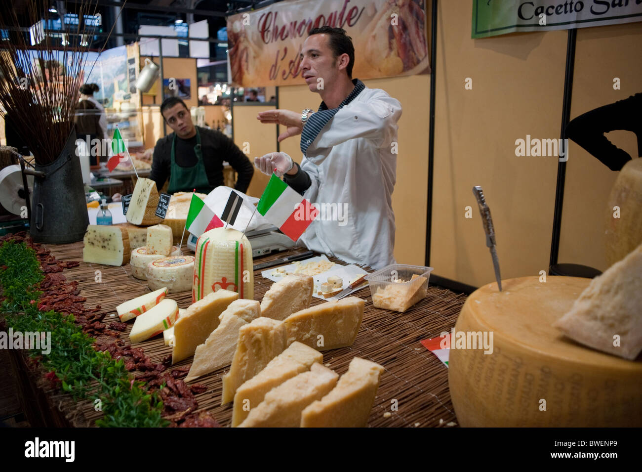 Parigi, Francia, impiegato di sesso maschile, Festival gastronomico, specialità casearie italiane, negozio di formaggi "Papilles en Fête", fromagerie Paris Foto Stock