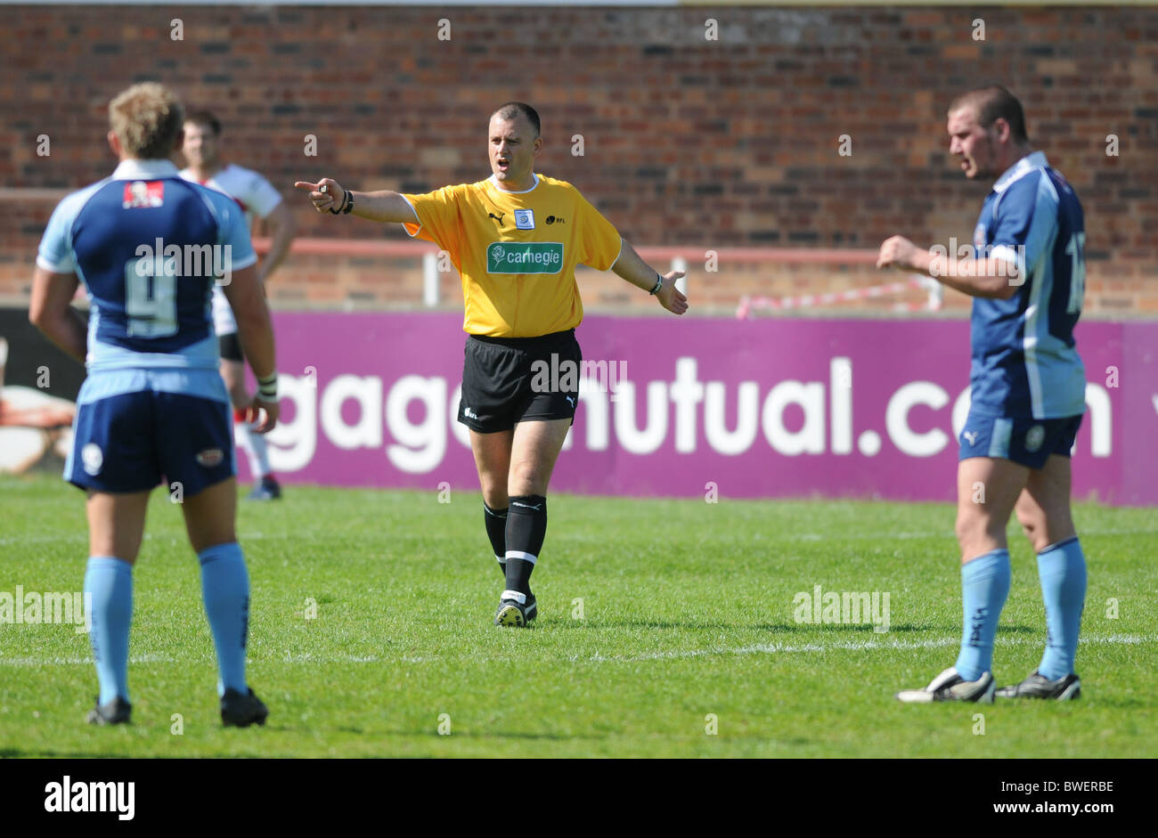 Arbitro di rugby in azione Foto Stock