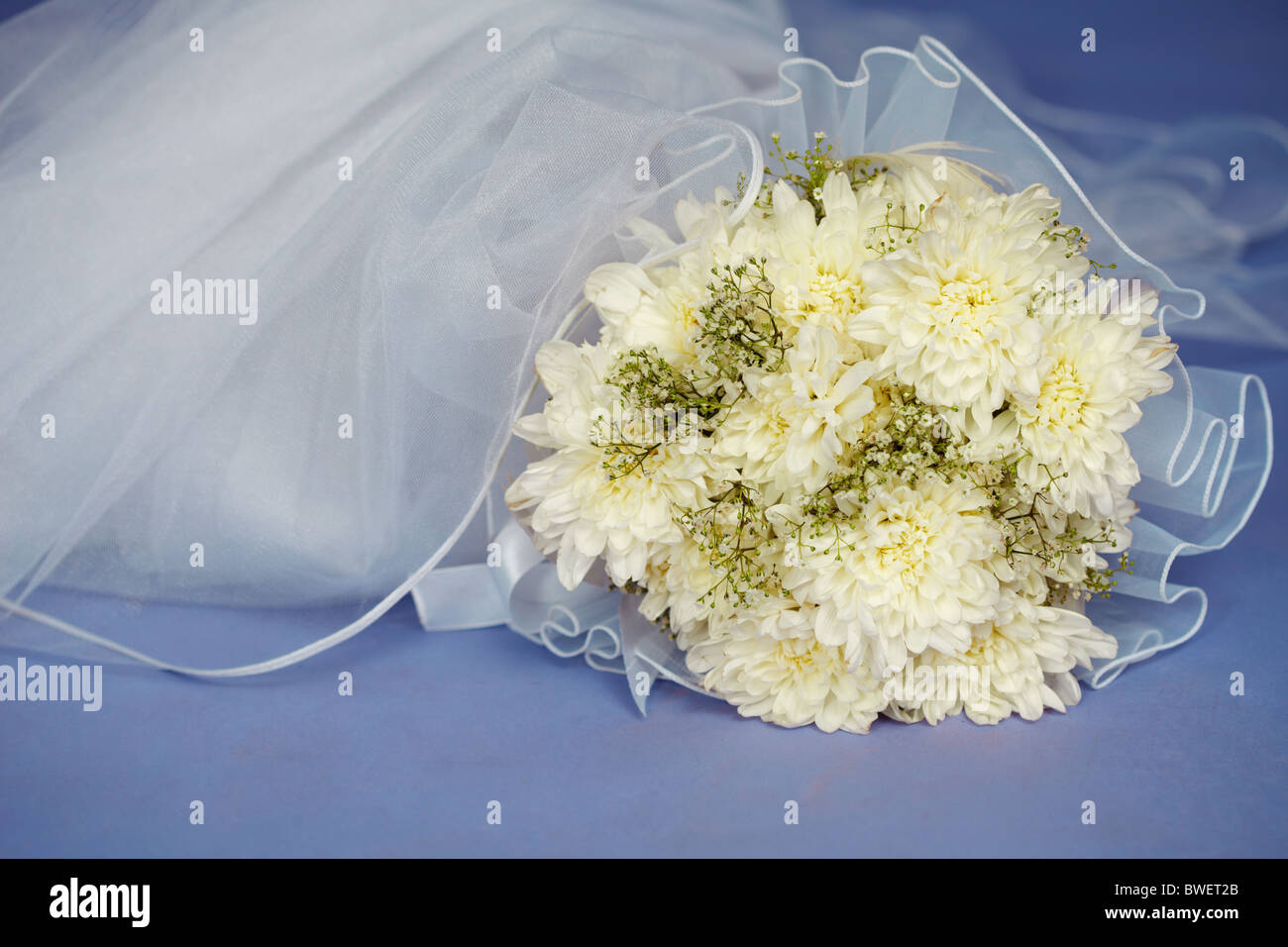 Bouquet di nozze e il velo su uno sfondo blu Foto Stock