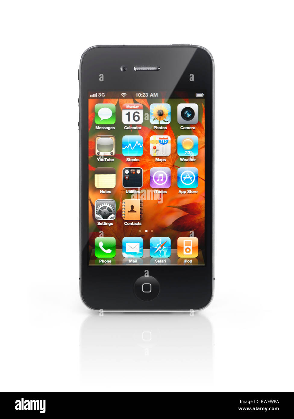 Apple iPhone 4 smartphone con le icone del desktop sul suo visualizzatore isolato con percorso di clipping su sfondo bianco. Foto di qualità elevata. Foto Stock