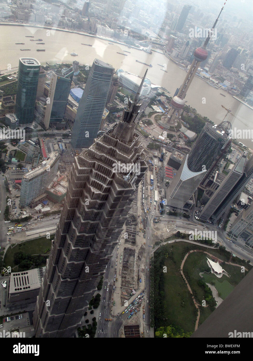 Torre di Jin Mao visto dal World Financial Center di Shanghai Tower, quartiere Pudong, Shanghai, Cina. Foto Stock