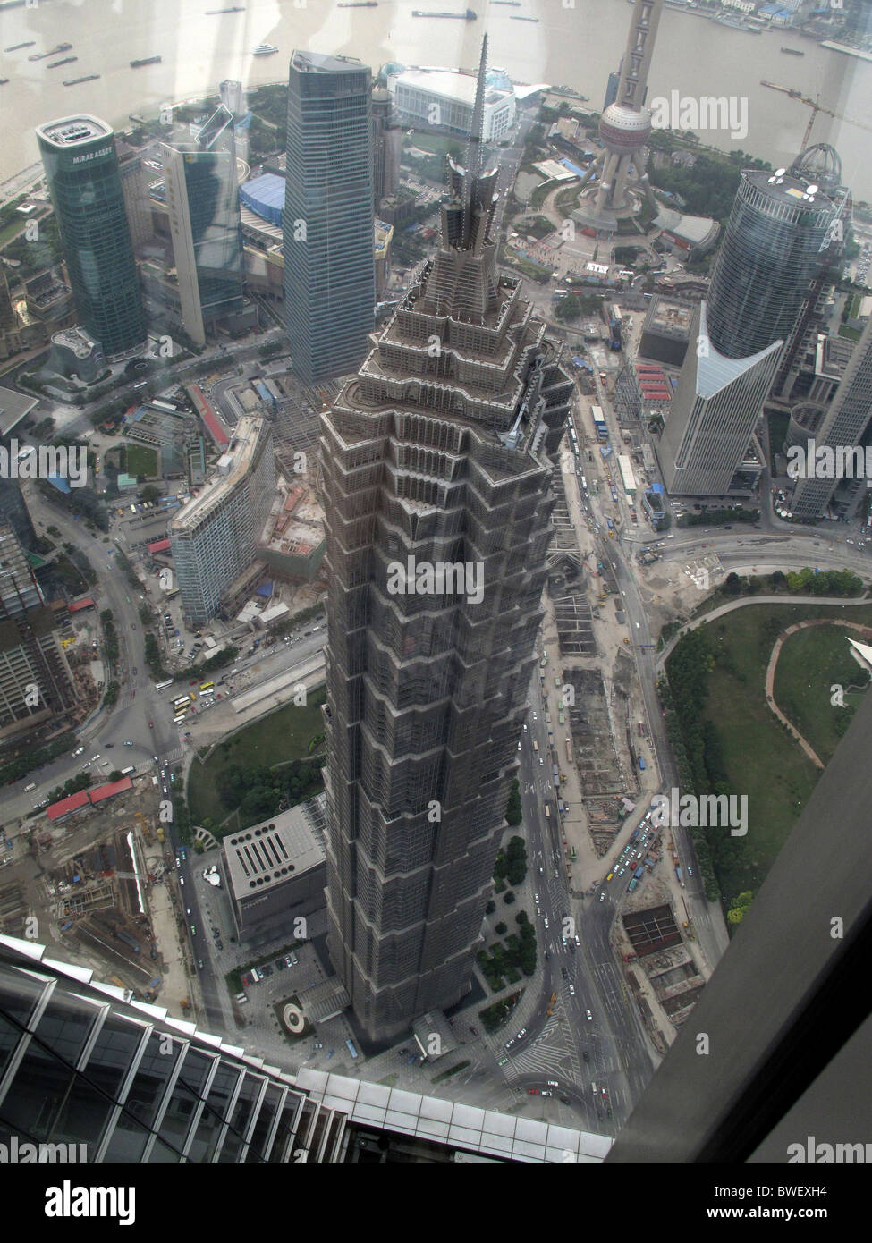 Torre di Jin Mao visto dal World Financial Center di Shanghai Tower, quartiere Pudong, Shanghai, Cina. Foto Stock