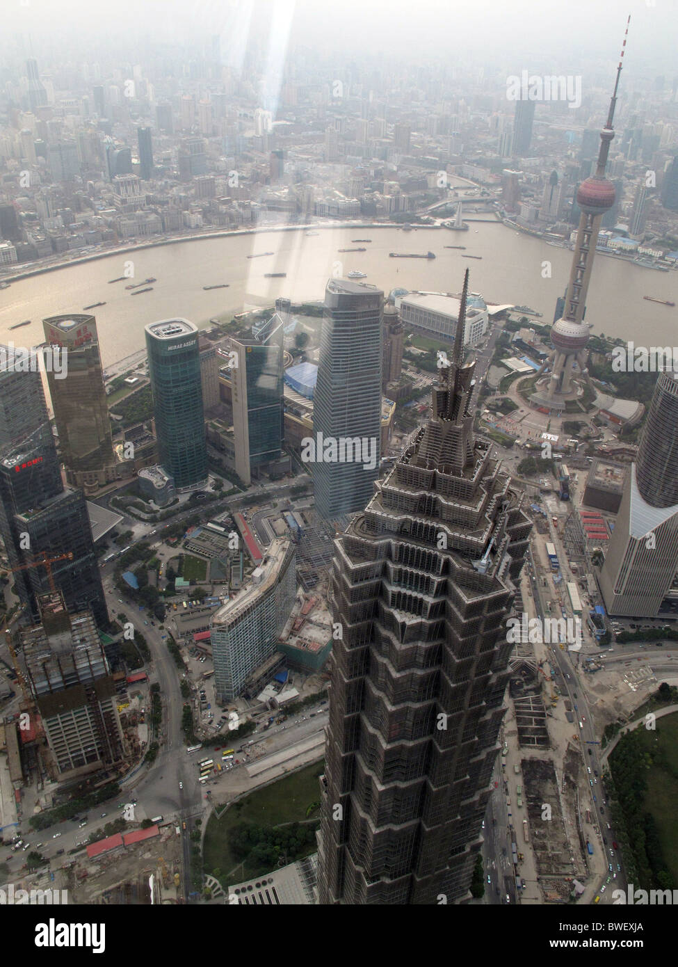 Torre di Jin Mao visto dal World Financial Center di Shanghai Tower, quartiere Pudong, Shanghai, Cina. Foto Stock