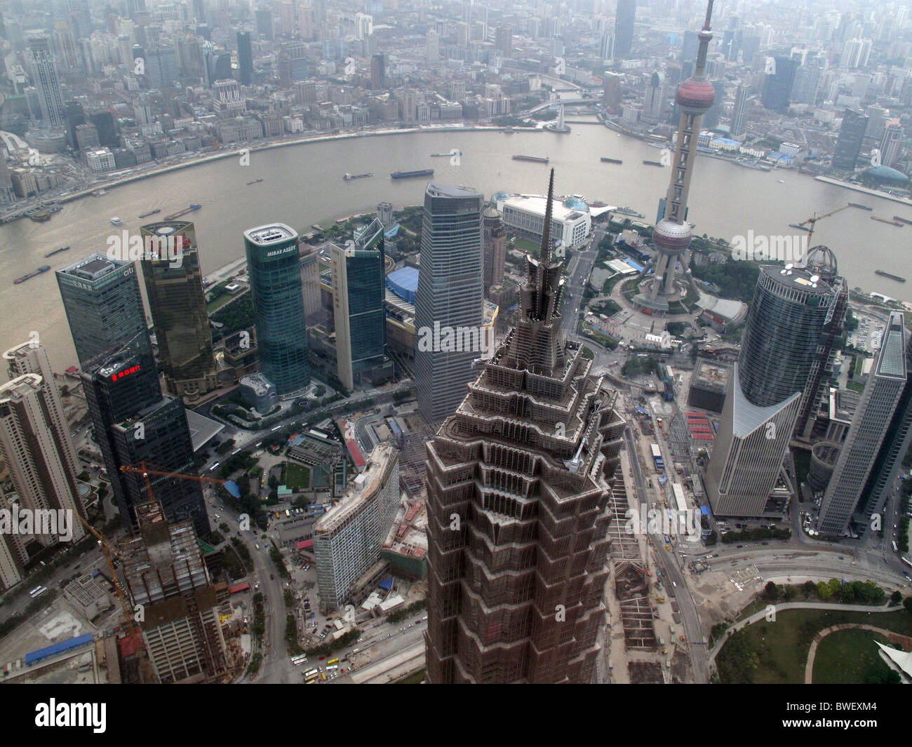 Torre di Jin Mao visto dal World Financial Center di Shanghai Tower, quartiere Pudong, Shanghai, Cina. Foto Stock
