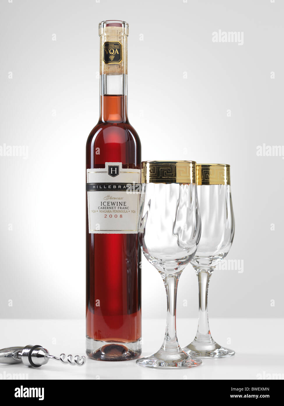 Studio foto di una bottiglia di rosso Icewine Cabernet Franc e due bicchieri di vino. Isolato su sfondo bianco. Foto Stock