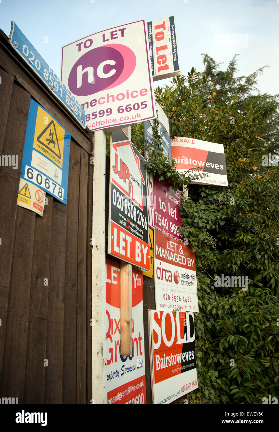 Agenti immobiliari cartelli di indicazione sulla barella vicino station wagon ,Barking Essex Foto Stock