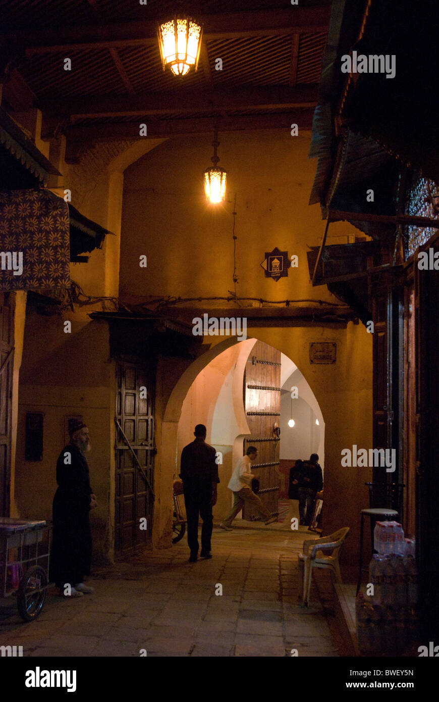 La medina (città vecchia) di Fez durante la notte, Marocco. Foto Stock