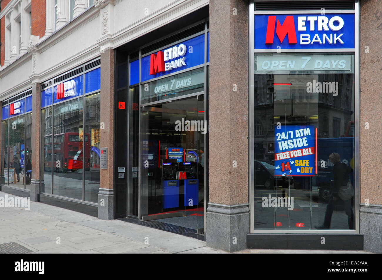 Come una nuova banca britannica Metro aperto questo primo ramo locali nel 2010 in corrispondenza di un angolo a Holborn Londra Inghilterra REGNO UNITO Foto Stock