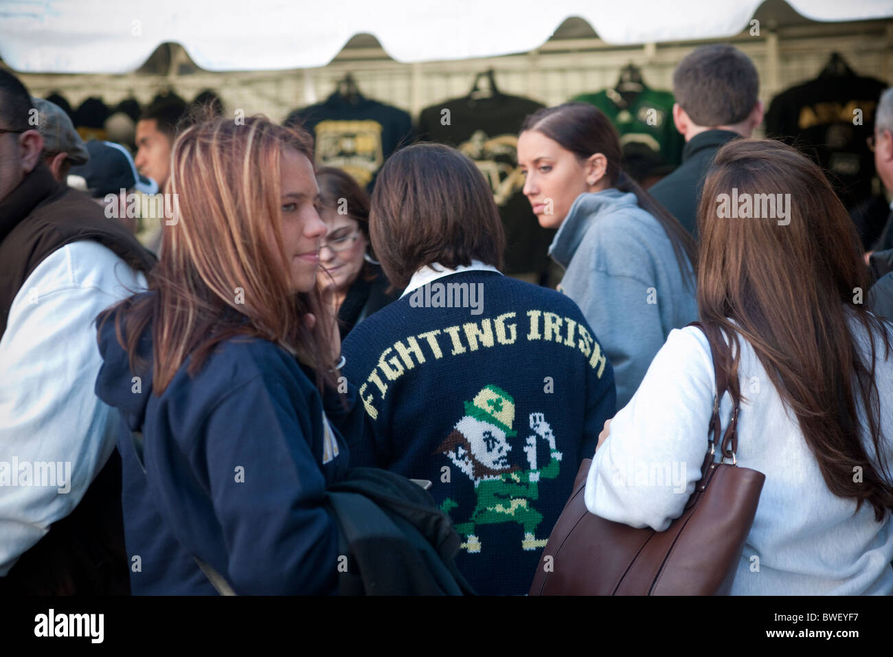 I tifosi e gli ex alunni di Notre Dame al di fuori dello Yankee Stadium nel Bronx prima del Notre Dame gioco dell'esercito Foto Stock