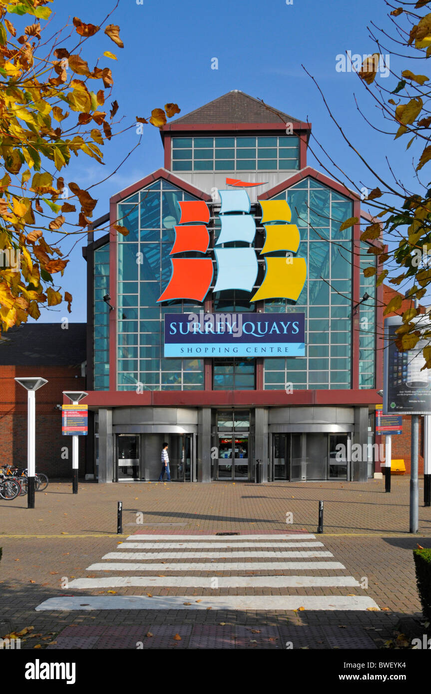 Facciata di un acquirenti principale entrata a Surrey Quays centro commerciale al coperto di proprietà di British proprietà di terra business Parcheggio auto gratuito Rotherhithe London REGNO UNITO Foto Stock