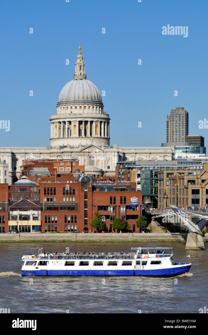 Passeggeri del Tamigi in barca per il tour passando dalla cupola del fiume St Pauls Cathedral, Millennium Bridge e City of London Scuola per ragazzi Inghilterra UK Foto Stock