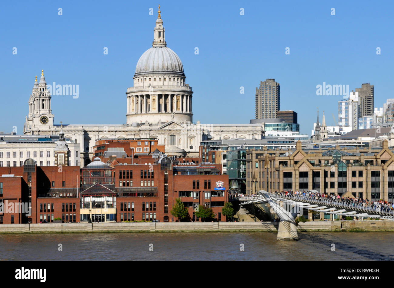 River Thames & City of London School in mattoni rossi St Pauls Cathedral skyline e il Millennium Bridge England Regno Unito Foto Stock