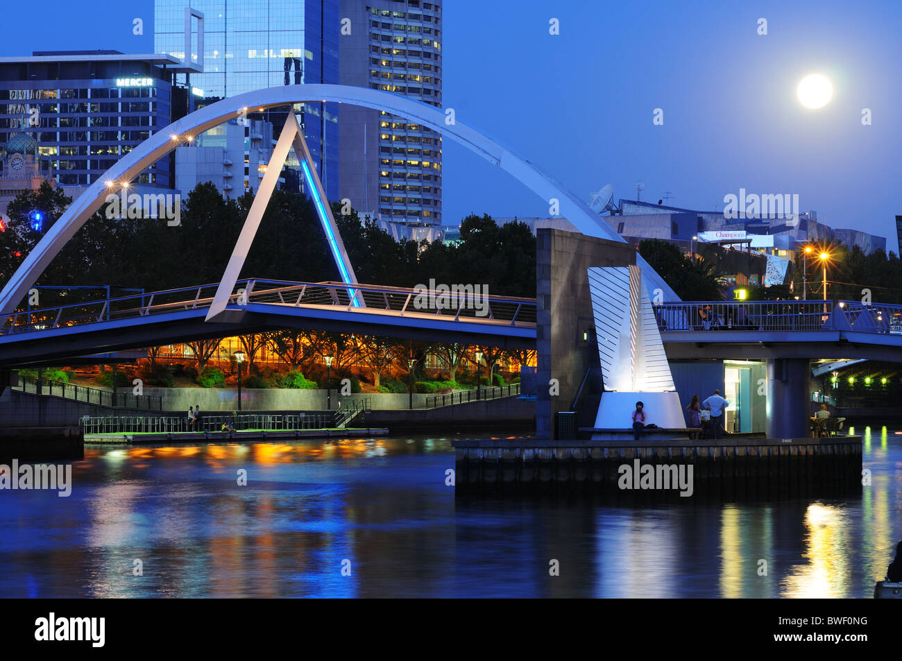 Southgate ponte pedonale a Melbourne, Australia di notte Foto Stock