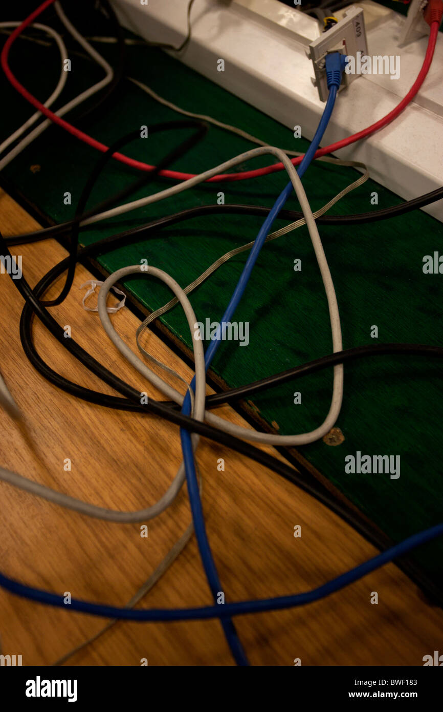 Una selezione dei fili del computer su una scrivania in Brighton, East Sussex, Regno Unito. Foto Stock