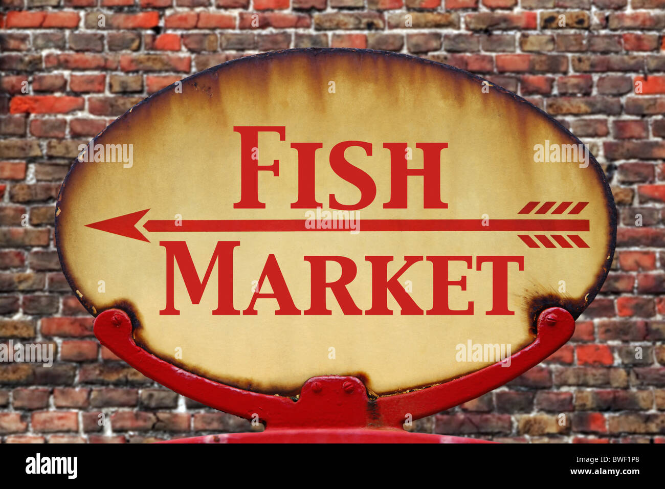 Un vecchio arrugginito retrò segno di freccia con il testo Mercato del Pesce Foto Stock